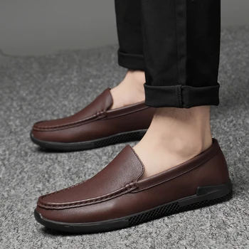 2021 Yeni Yaz erkek ayakkabıları Rahat Hakiki deri makosenler Erkek Kahverengi Siyah Kayma Derby Ayakkabı Adam Flats sürüş ayakkabısı Erkekler İçin