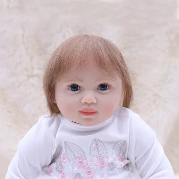 Sınırlı koleksiyon50 cm yumuşak bez vücut gerçekçi toddler bebek kız peluş oyuncak ve sevimli şapka giysileri ile silikon reborn bebek bebekler